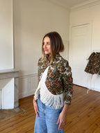 Veste courte upcyclée à fleurs et franges