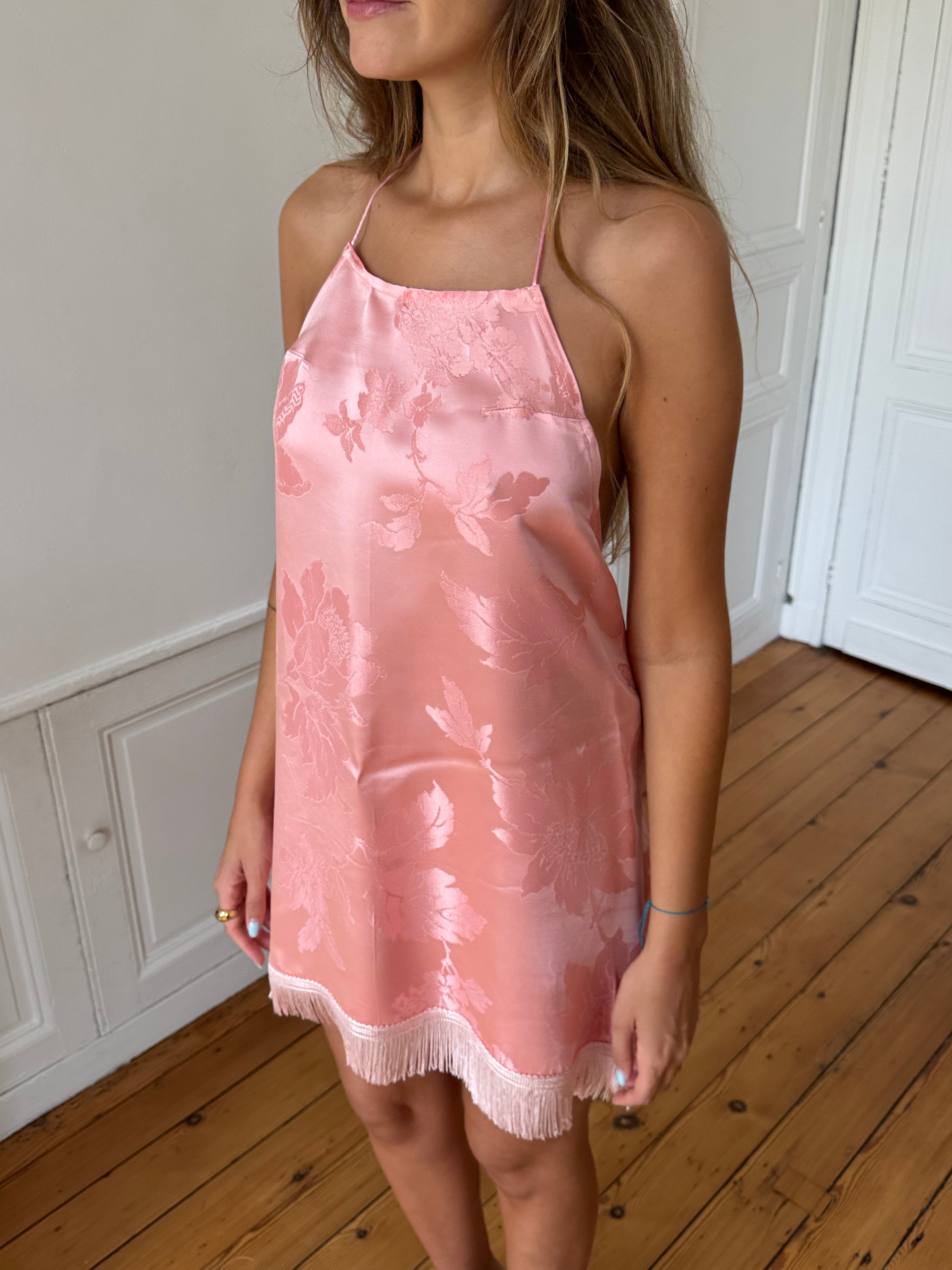 Robe dos nu upcyclée satinée rose et franges - XS/S