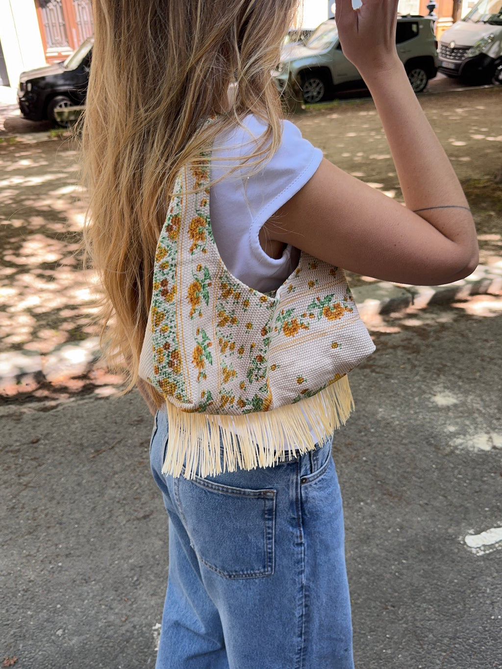 Sac upcyclé crème à fleurs et franges vintage - petit