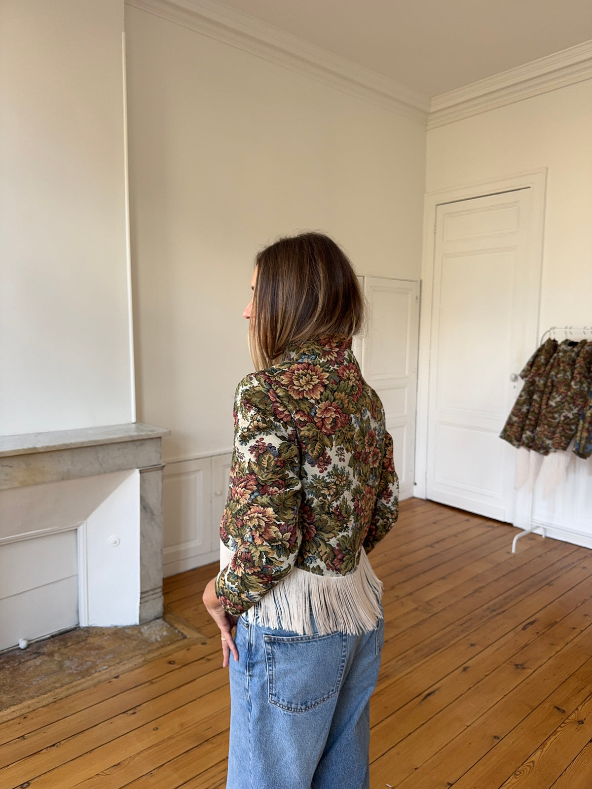 Veste courte upcyclée à fleurs et franges