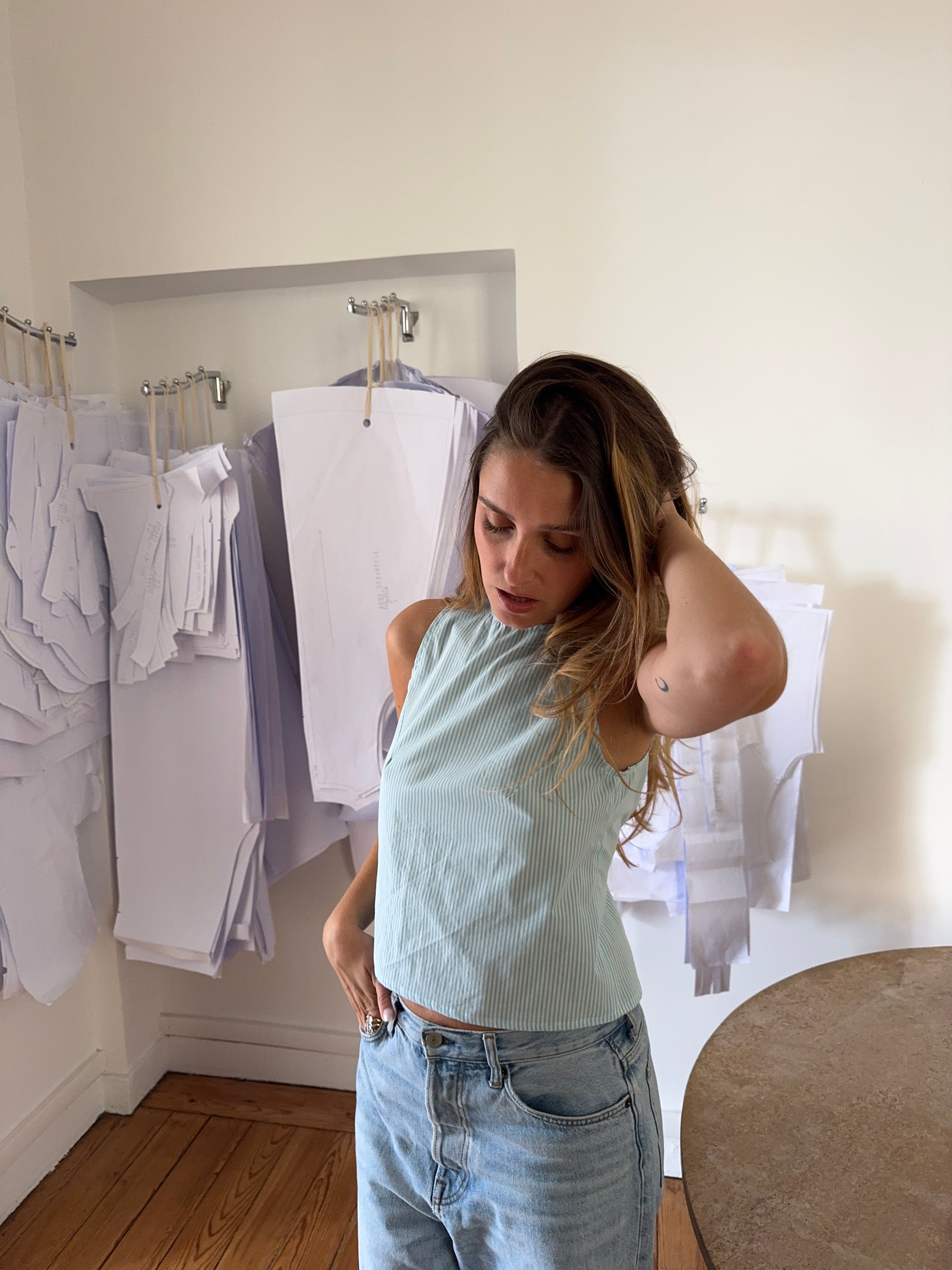Top dos nu upcyclé à rayures cyan