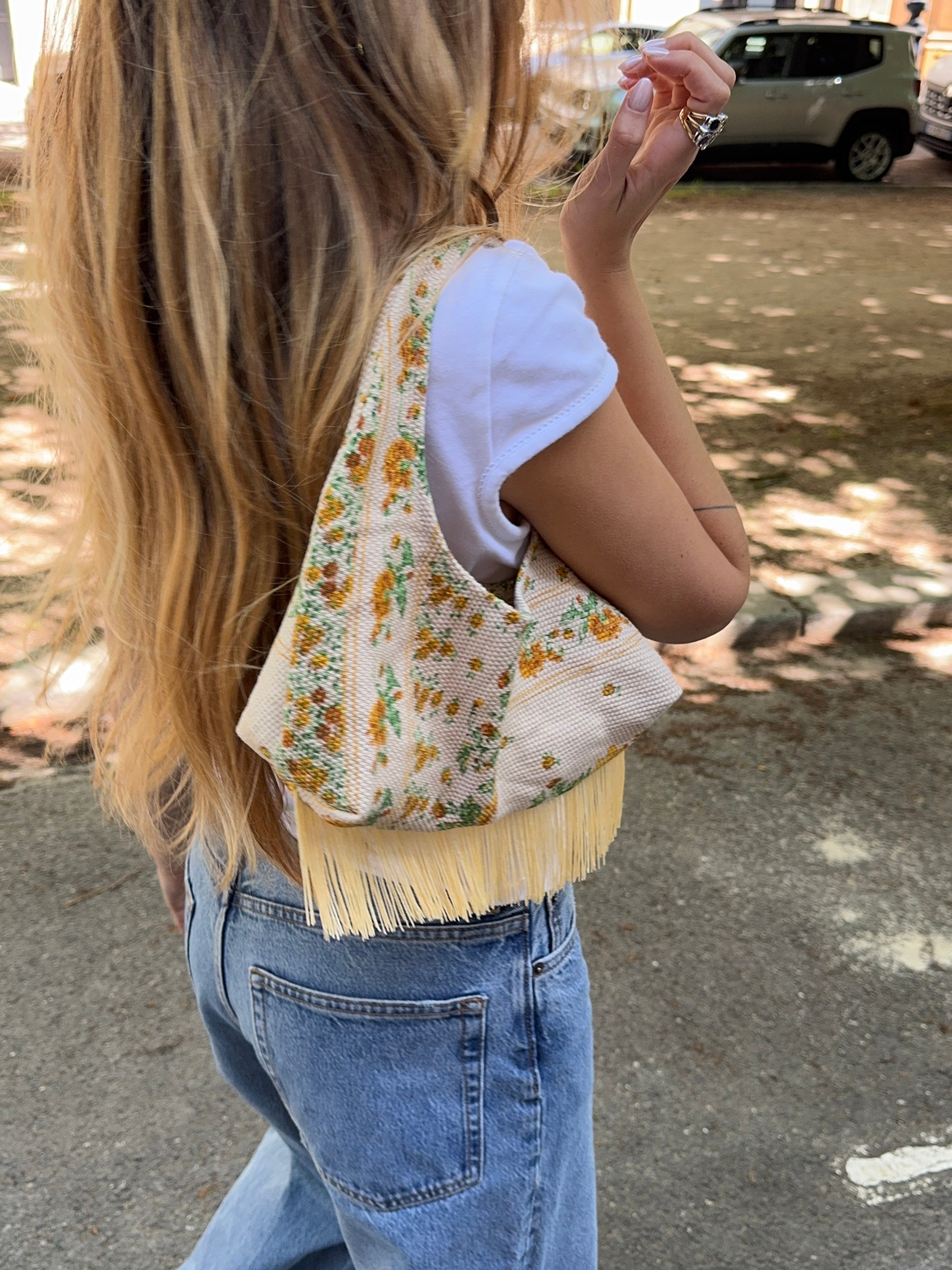 Sac upcyclé crème à fleurs et franges vintage - petit