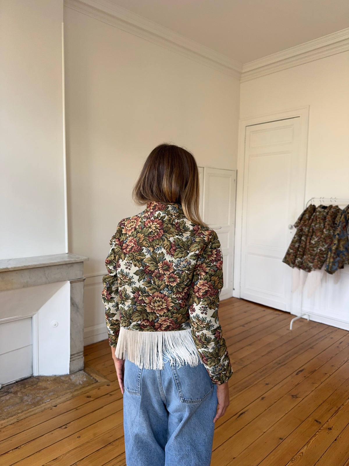 Veste courte upcyclée à fleurs et franges