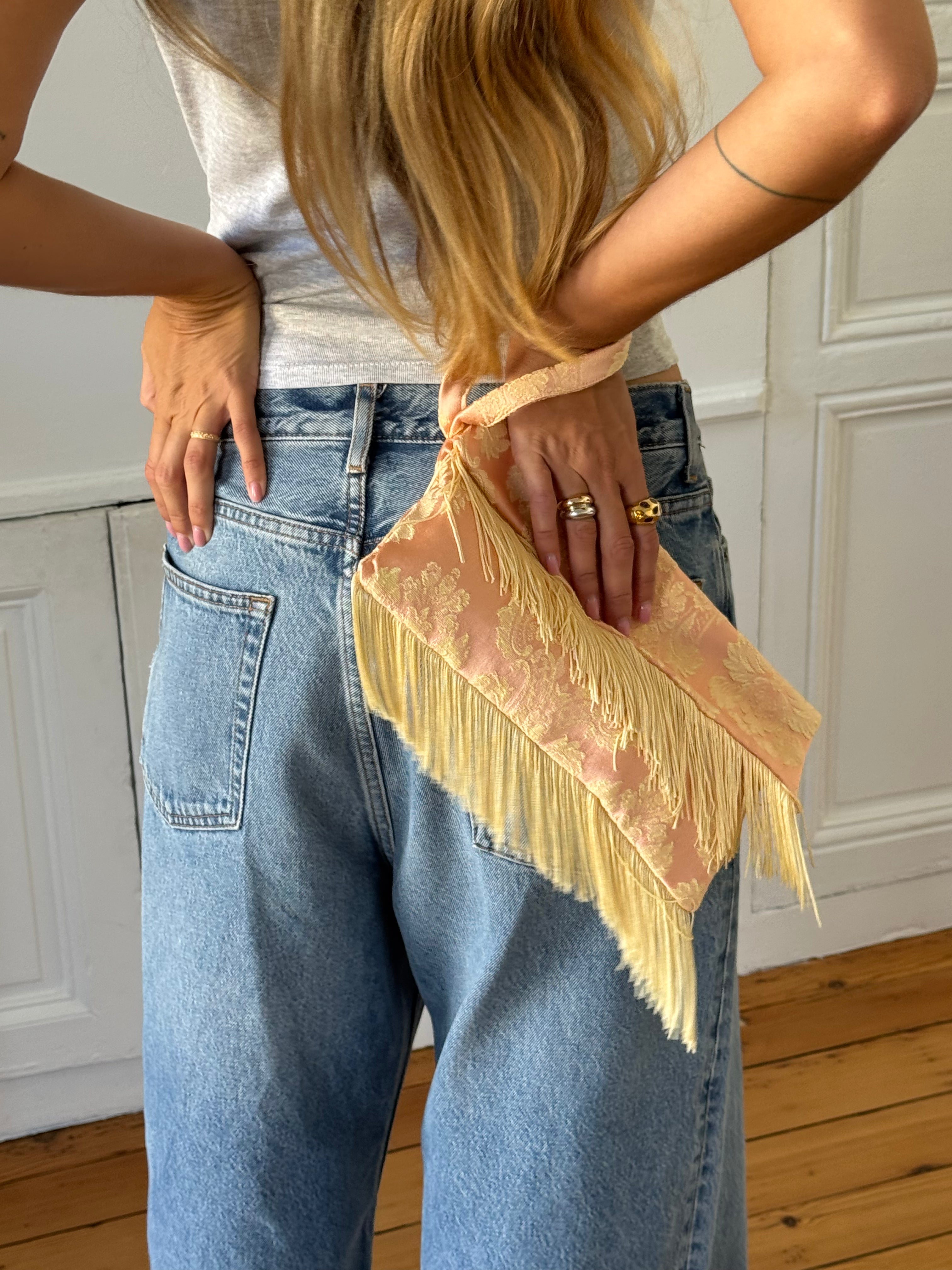 Pochette upcyclée rose pâle et franges
