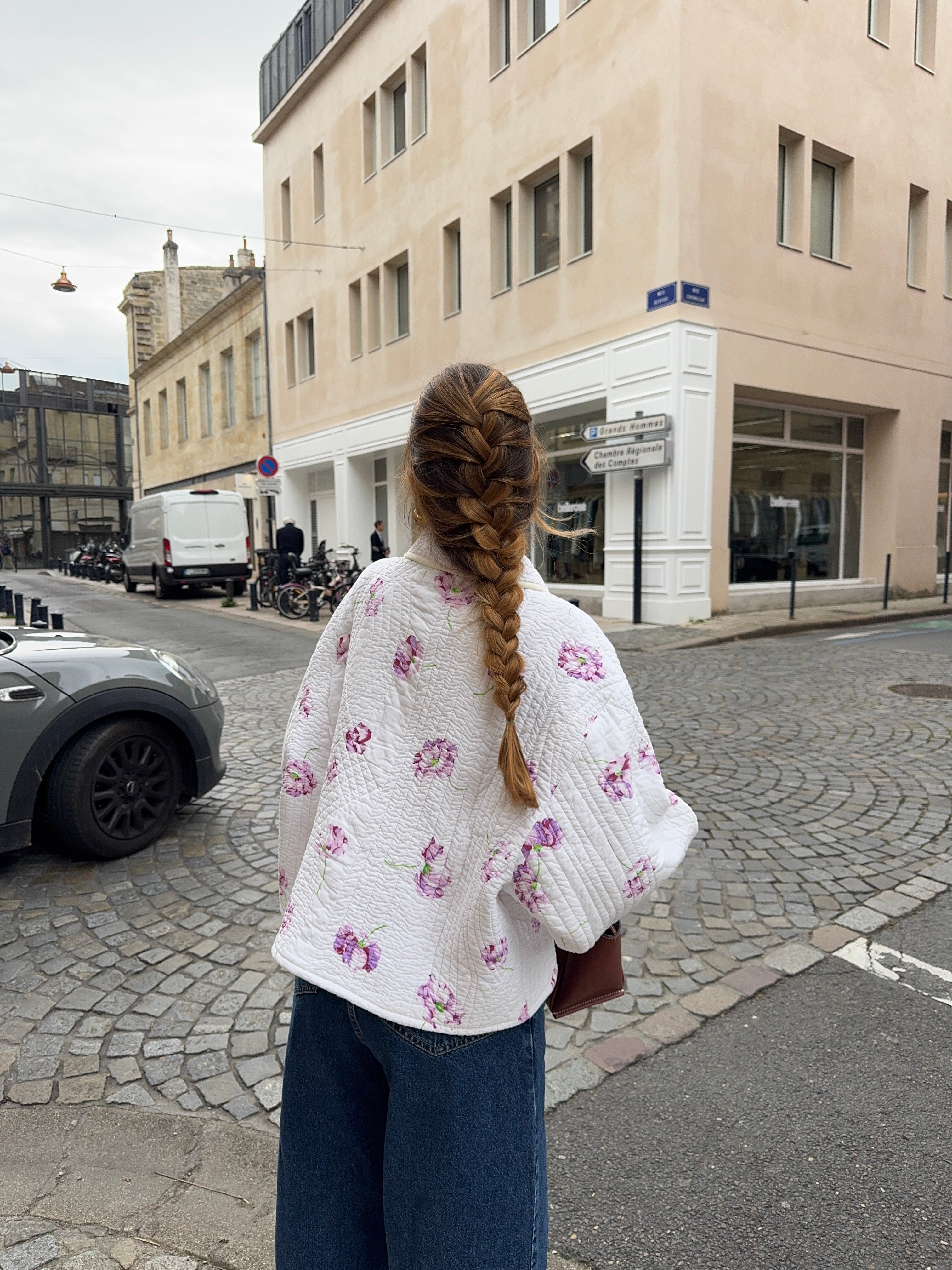 Veste upcyclée matelassée blanche à fleurs violettes
