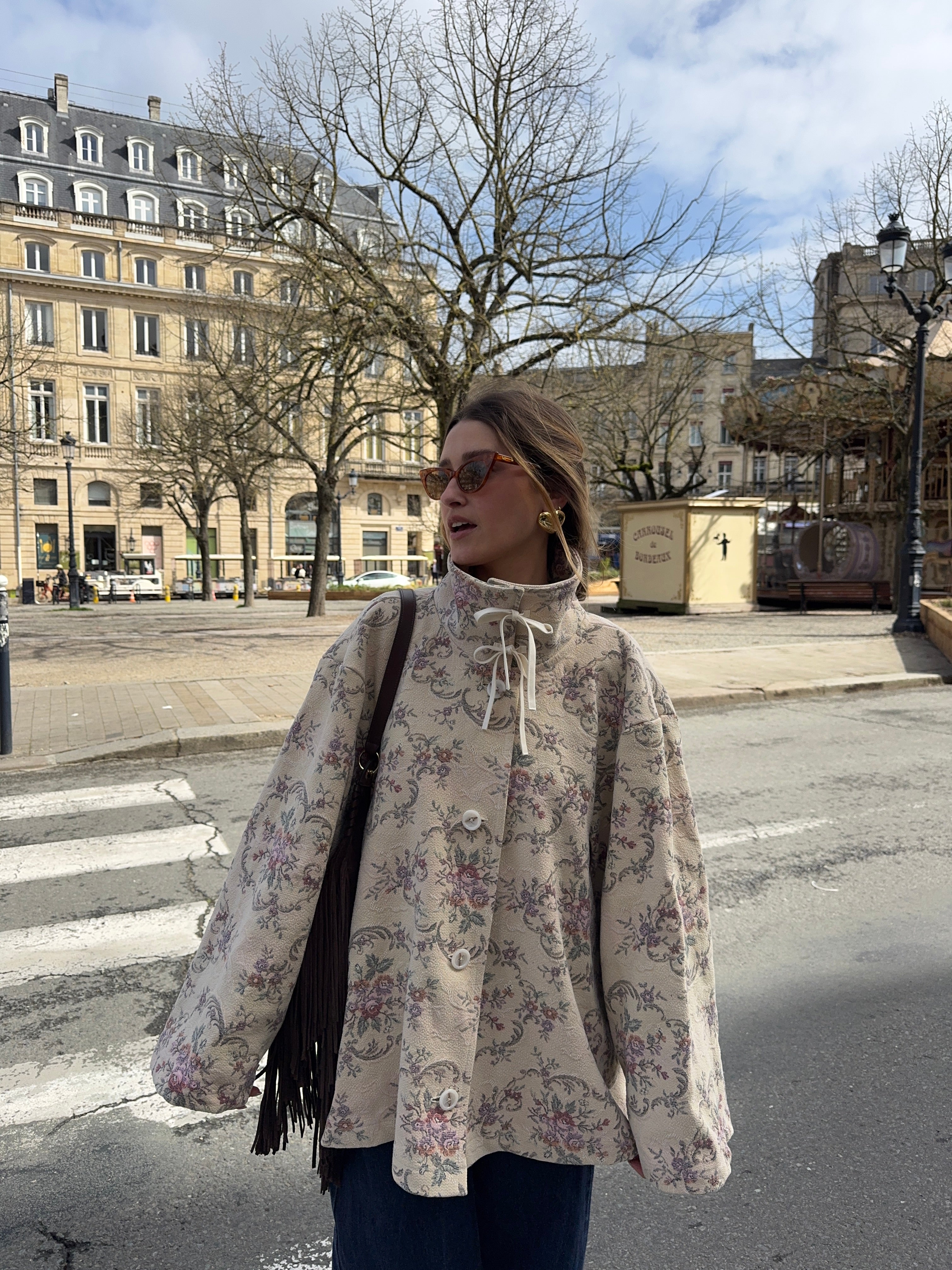 Manteau col montant upcyclé beige à motifs fleurs vintage