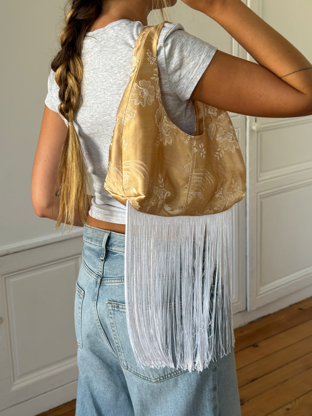 Sac upcyclé satiné doré et franges