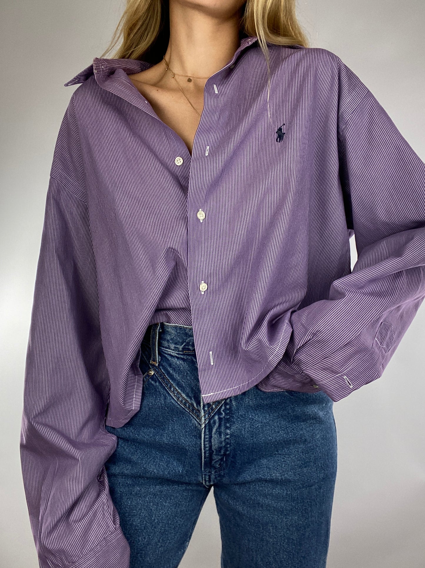 Chemise upcyclée dos nu violette à fines rayures