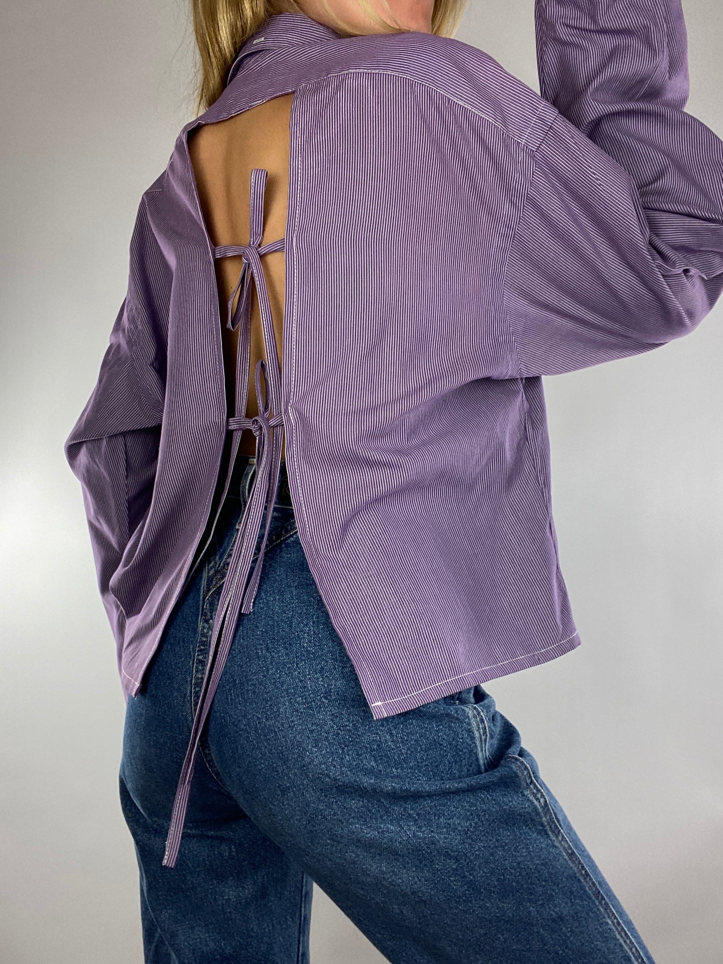 Chemise upcyclée dos nu violette à fines rayures