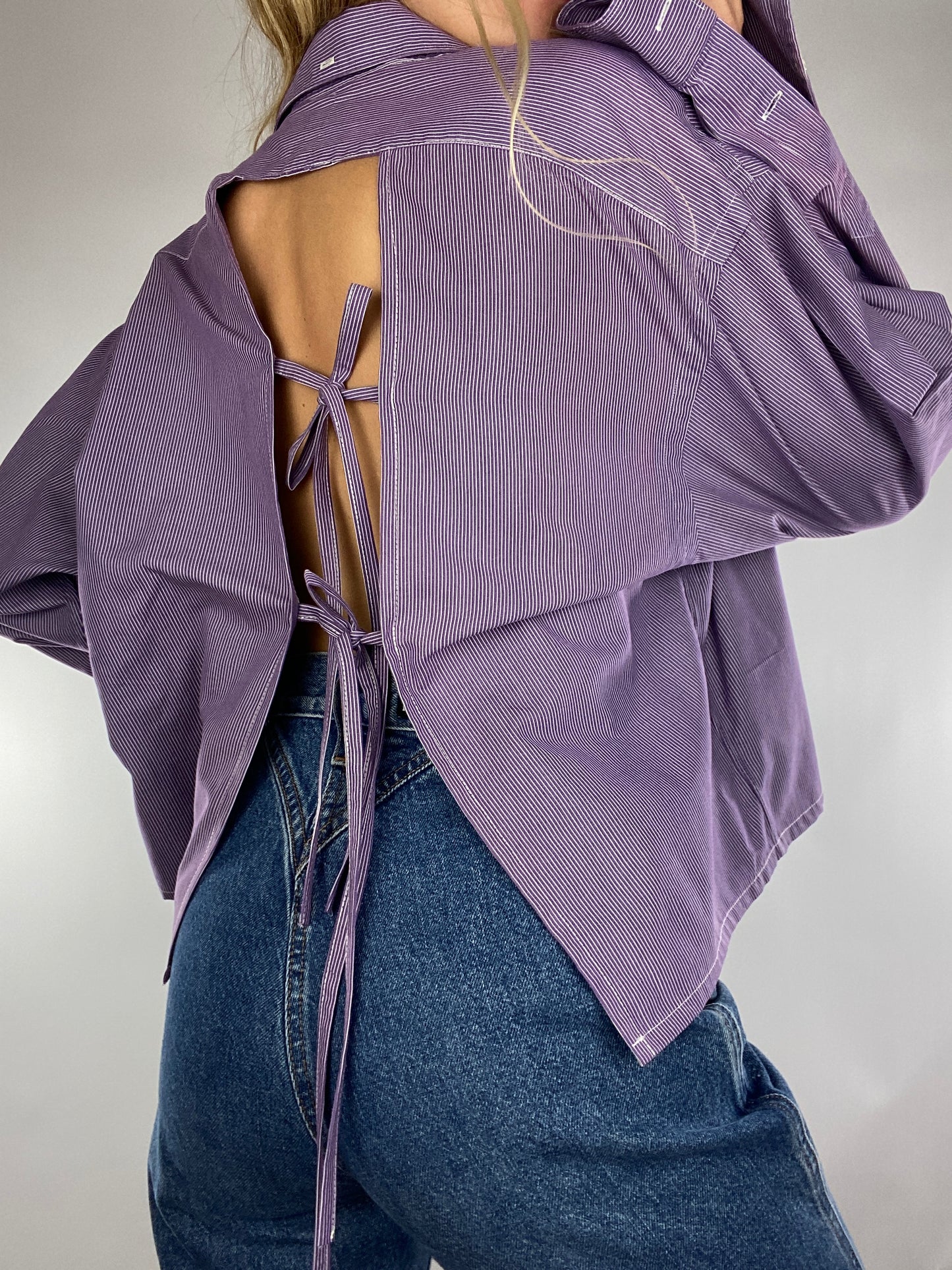 Chemise upcyclée dos nu violette à fines rayures