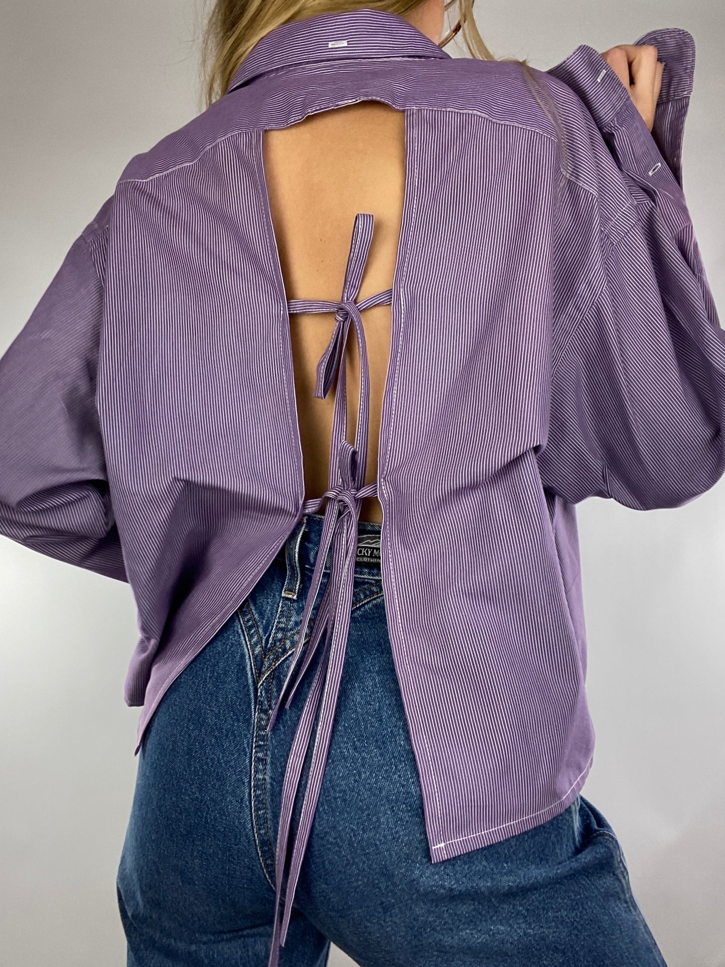 Chemise upcyclée dos nu violette à fines rayures