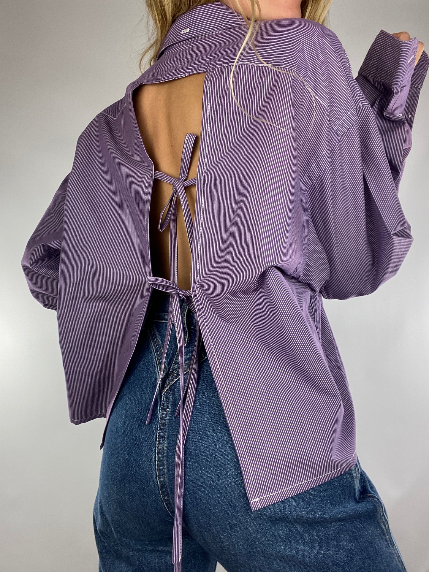 Chemise upcyclée dos nu violette à fines rayures