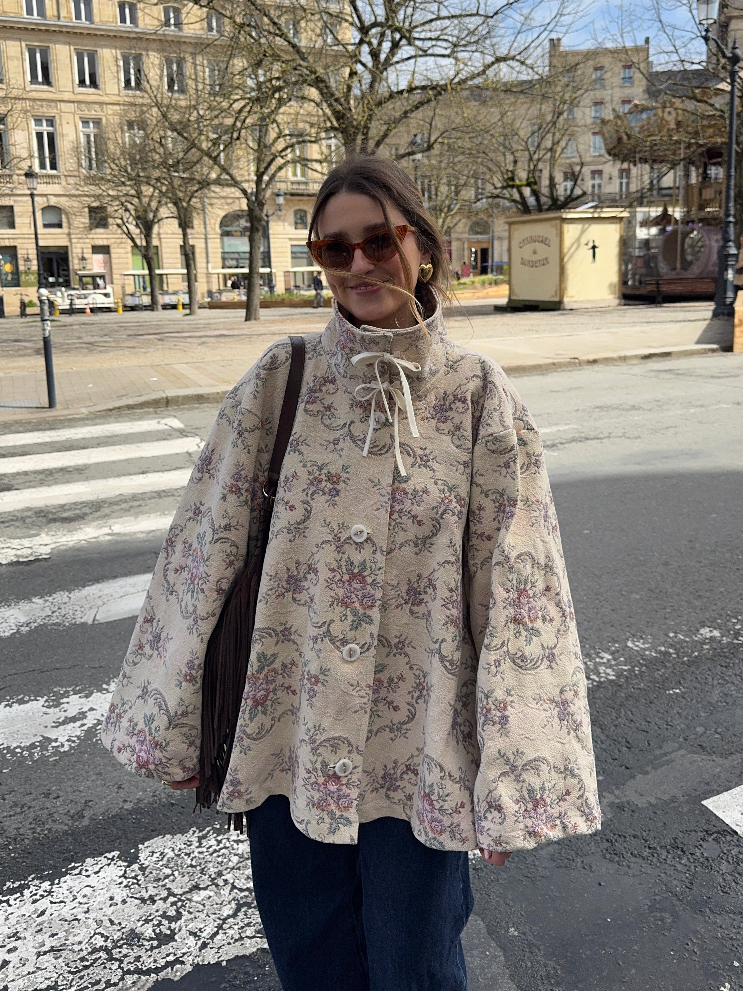 Manteau col montant upcyclé beige à motifs fleurs vintage