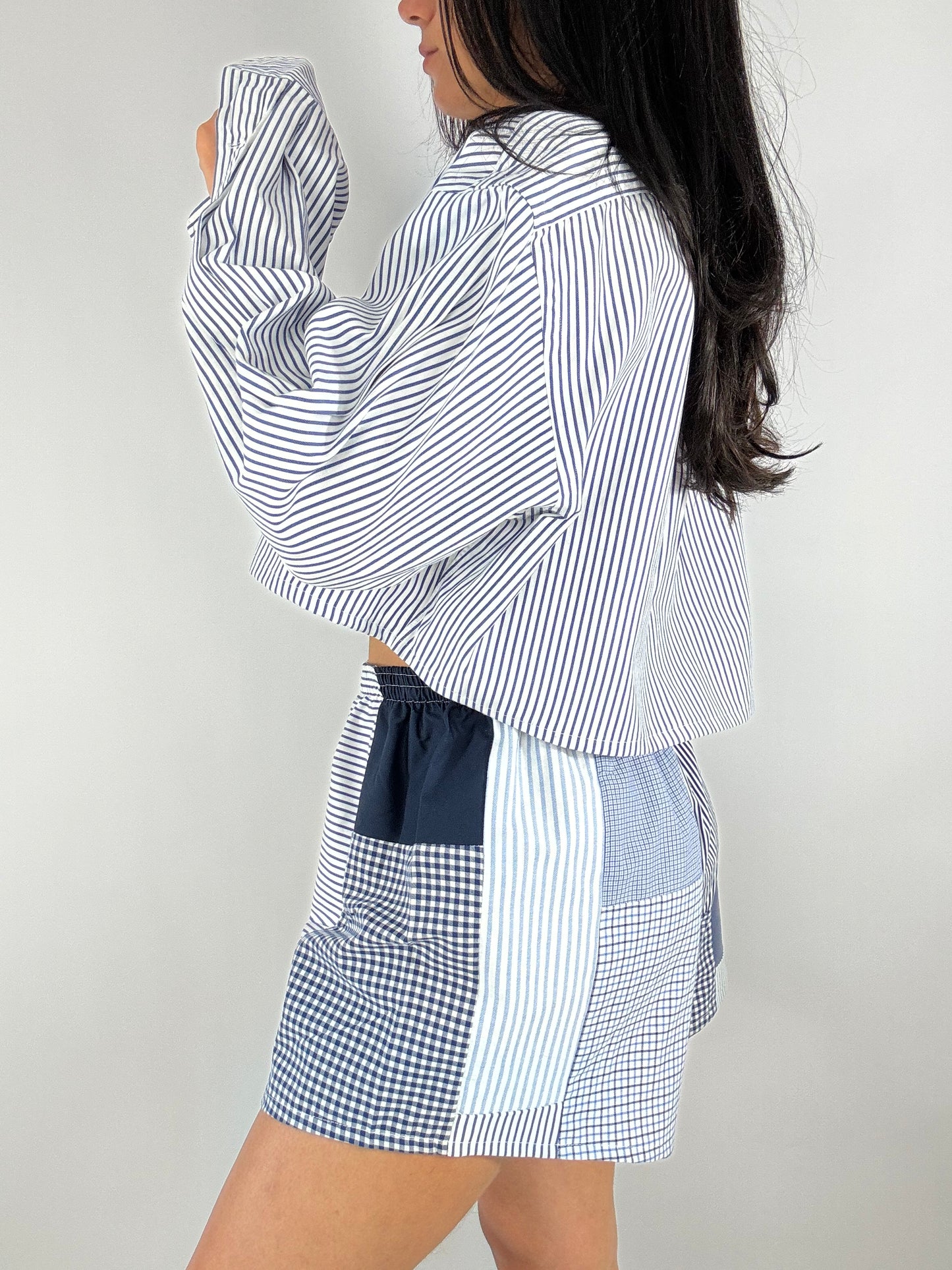 Ensemble upcyclé blanc à rayures bleues et patchwork