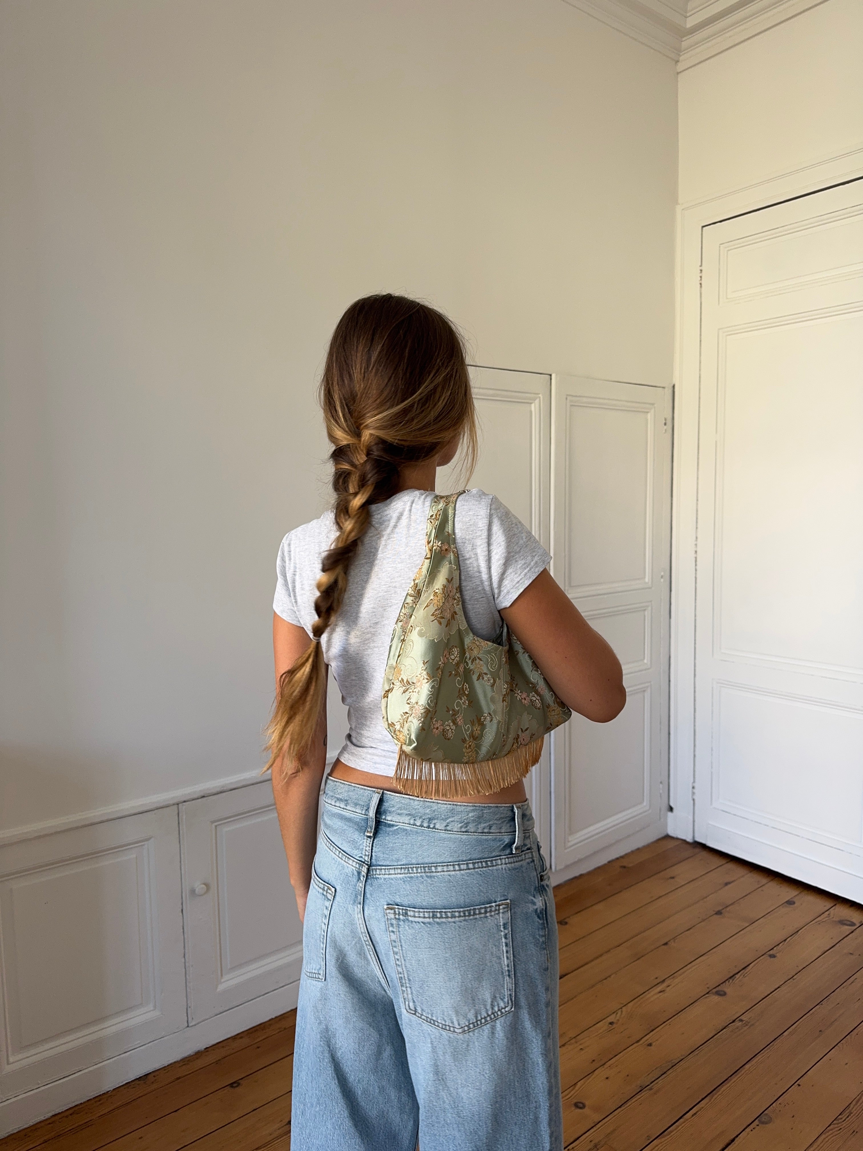 Sac upcyclé satiné vert et franges
