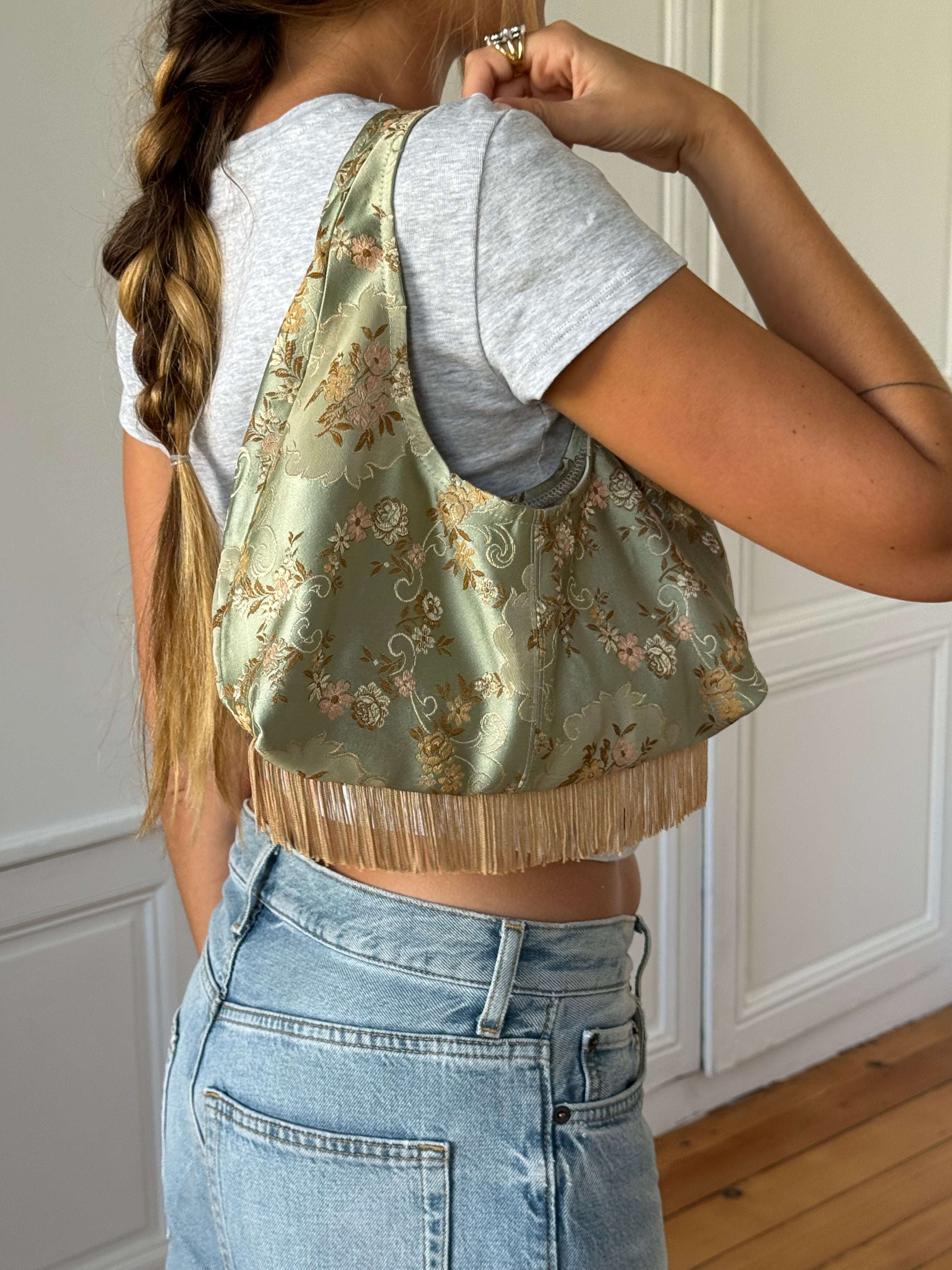 Sac upcyclé satiné vert et franges