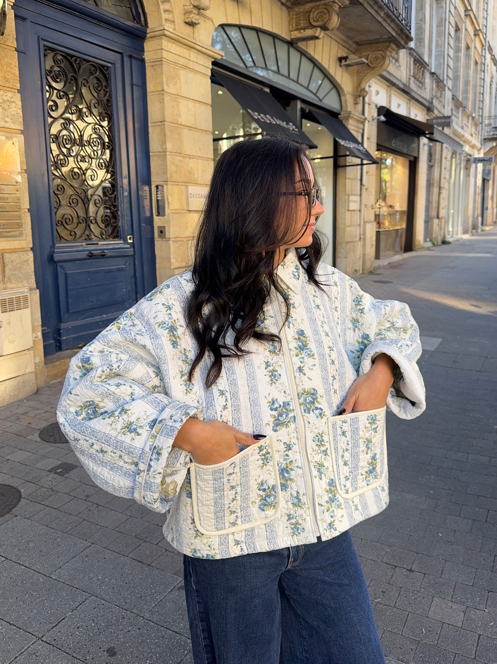 Veste upcyclée matelassée blanche à motifs bleus