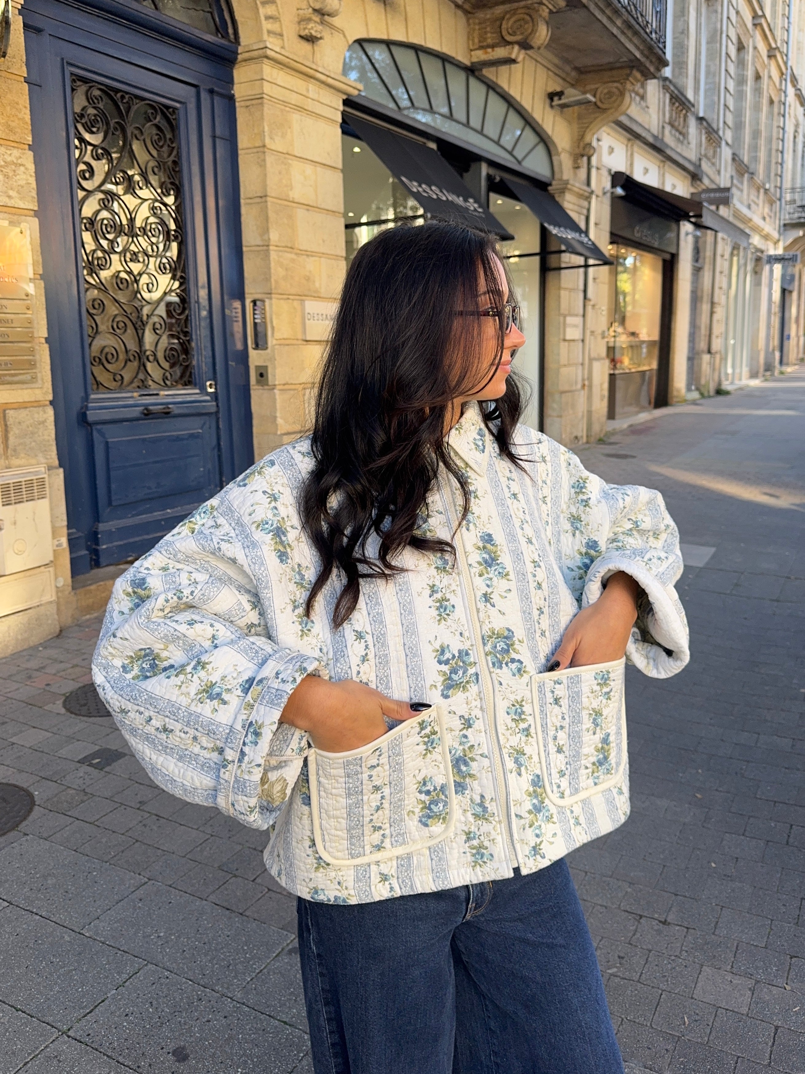 Veste upcyclée matelassée blanche à motifs bleus