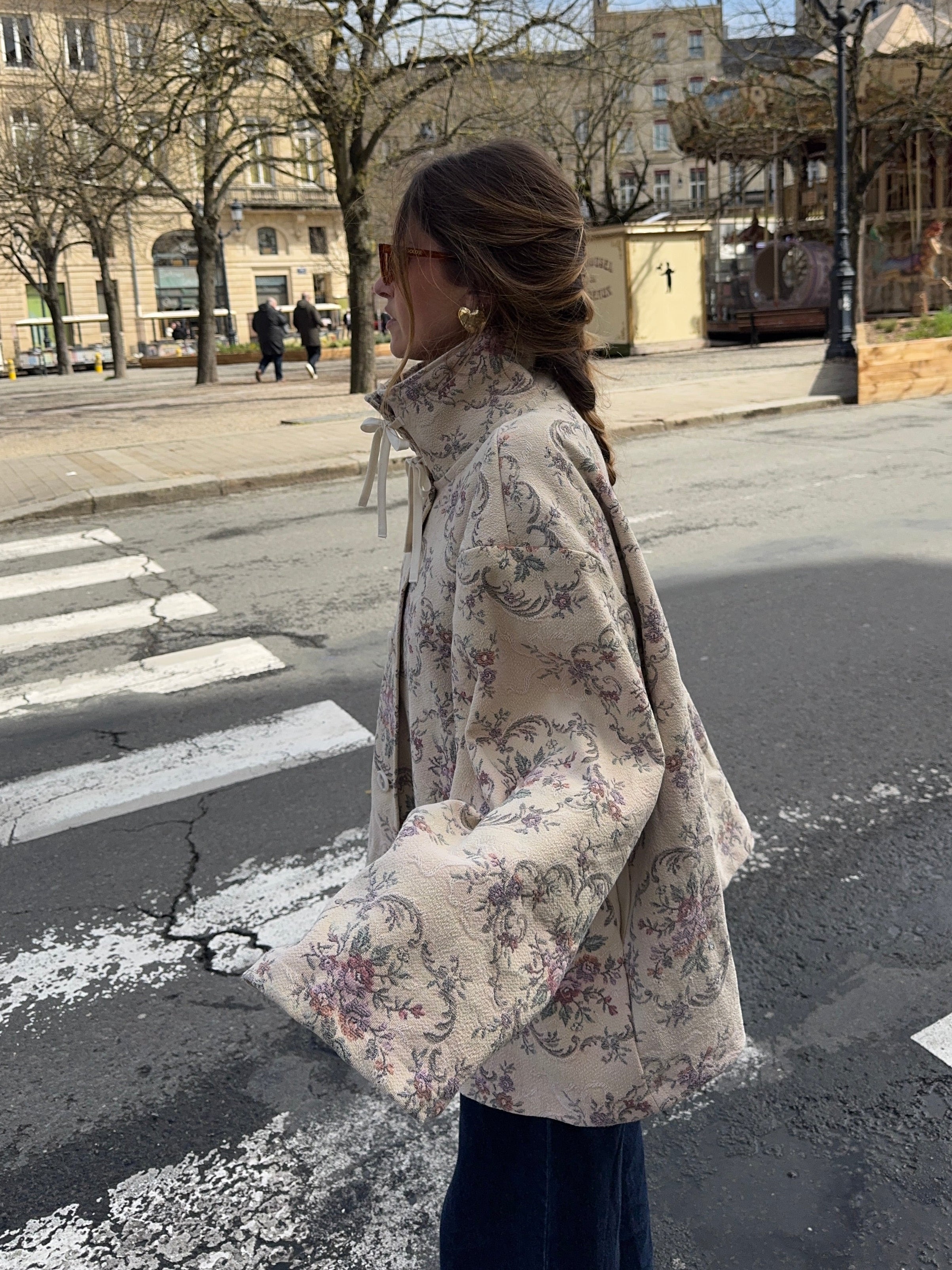 Manteau col montant upcyclé beige à motifs fleurs vintage