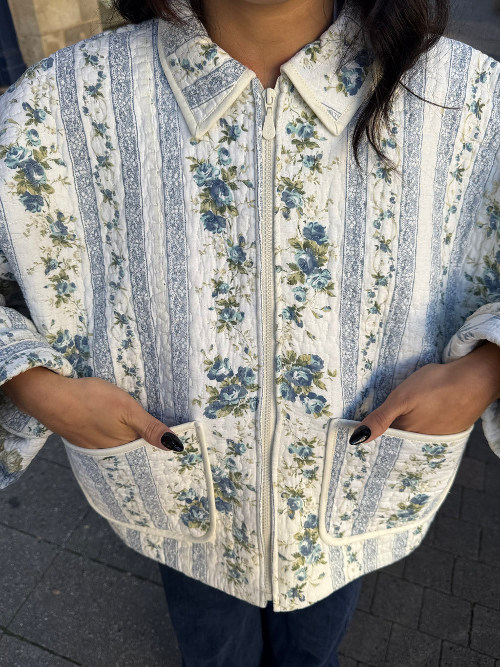 Veste upcyclée matelassée blanche à motifs bleus