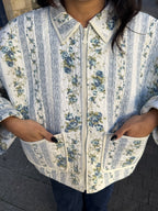 Veste upcyclée matelassée blanche à motifs bleus