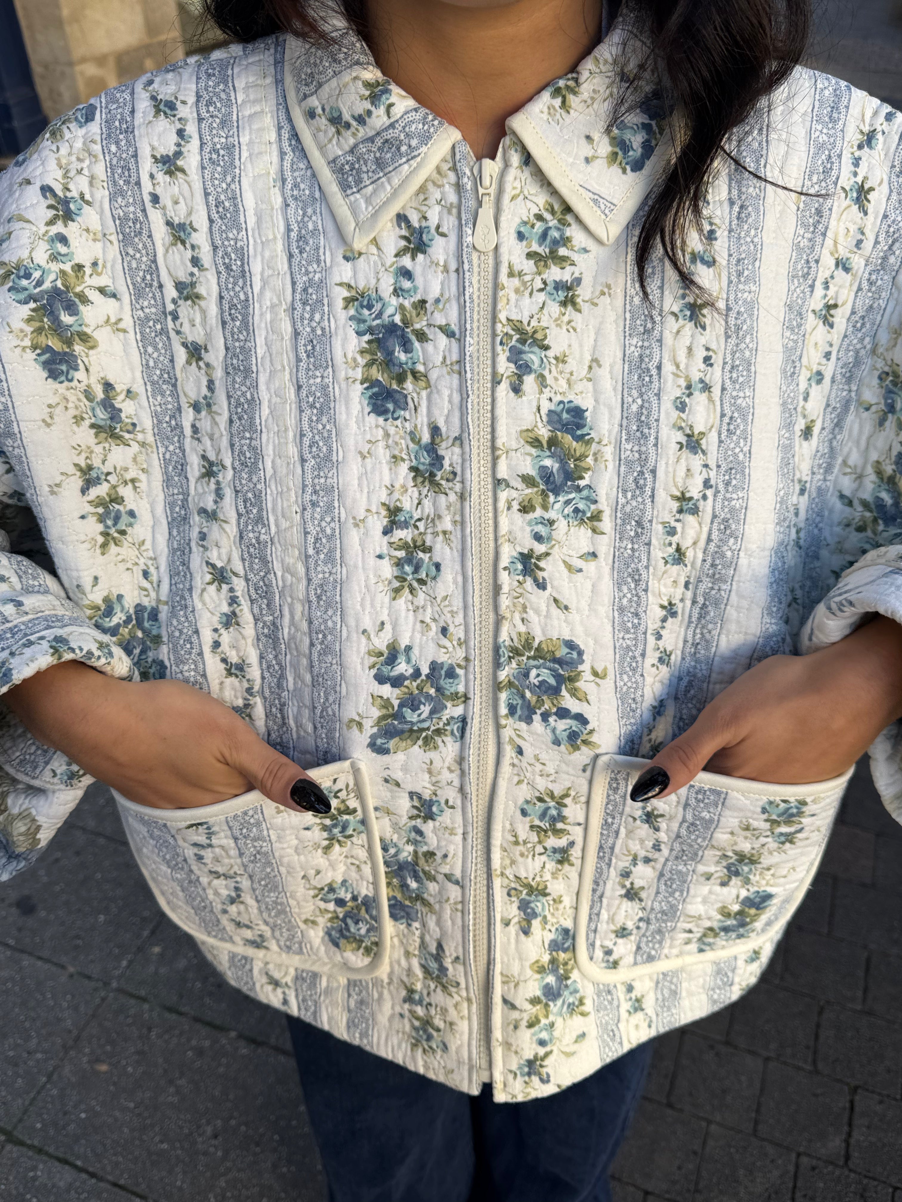 Veste upcyclée matelassée blanche à motifs bleus