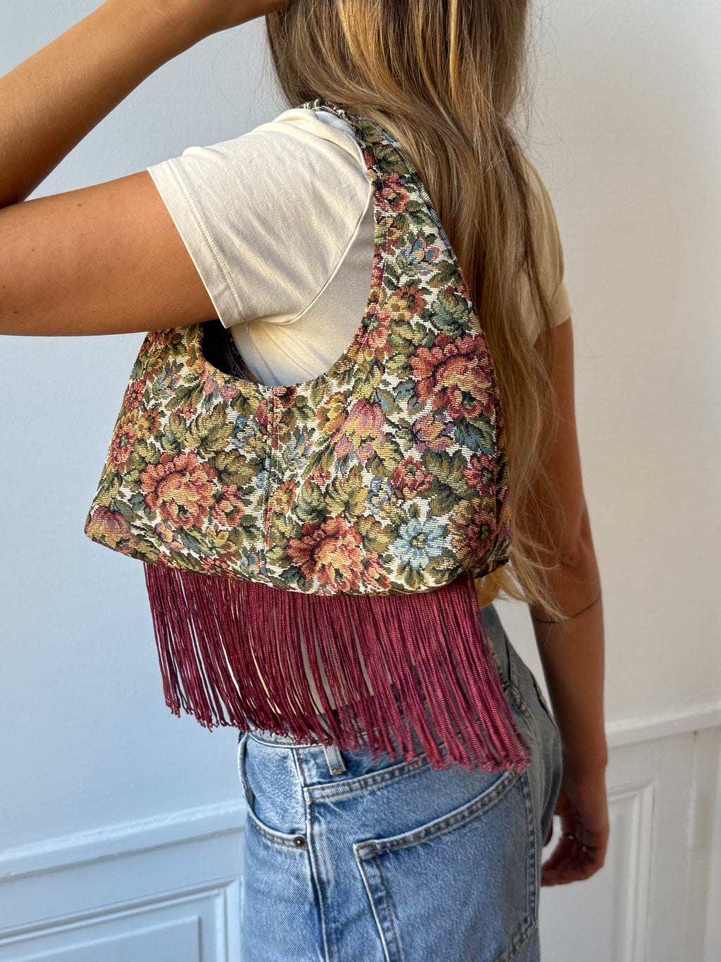 Sac upcyclé à fleurs et franges