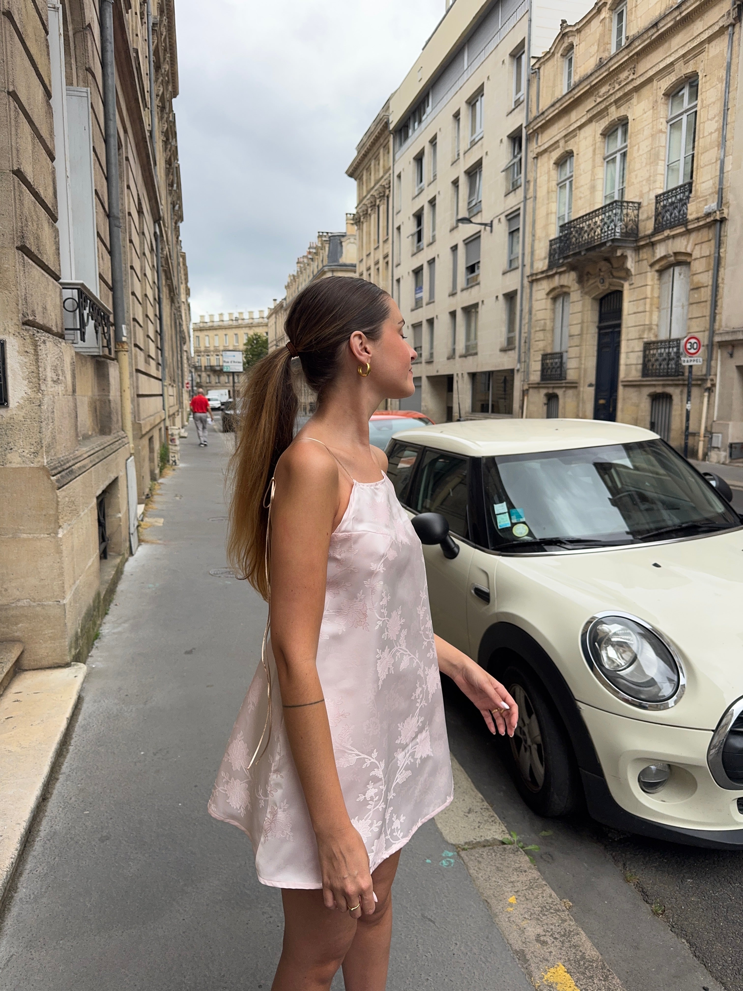 Robe dos nu upcyclée satinée rose pâle à motifs vintage