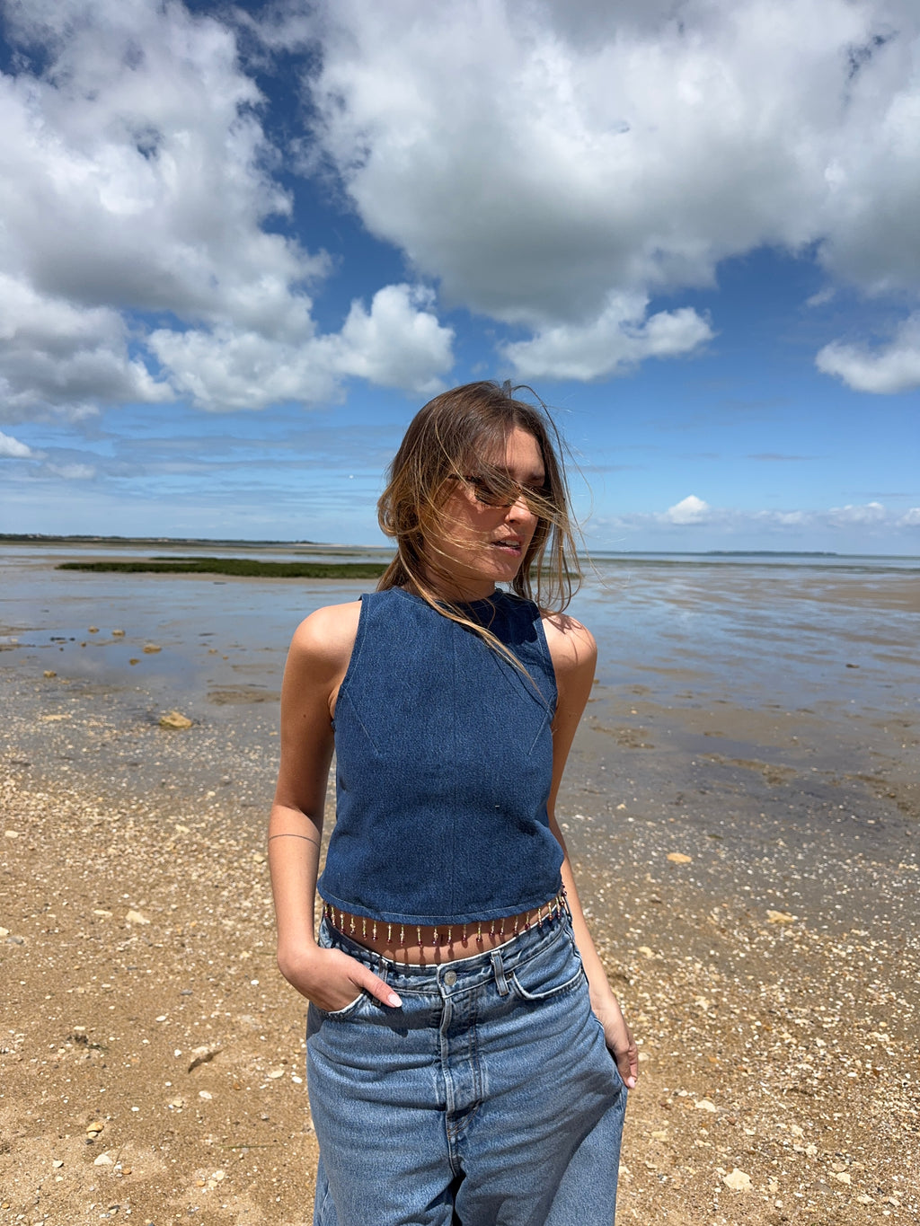 Top dos nu upcyclé denim et perles vintage