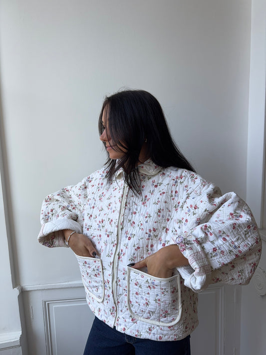 Veste upcyclée matelassée blanche fleurie