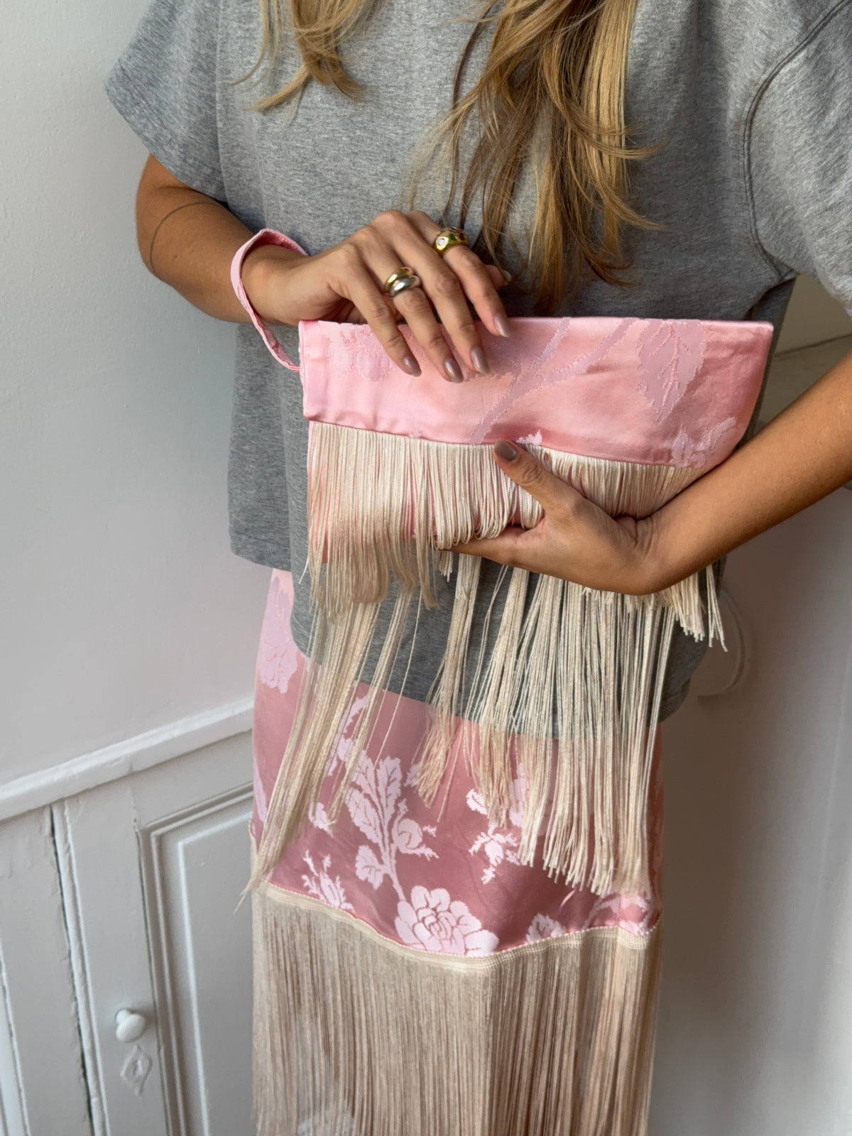 Pochette upcyclée satinée rose et franges