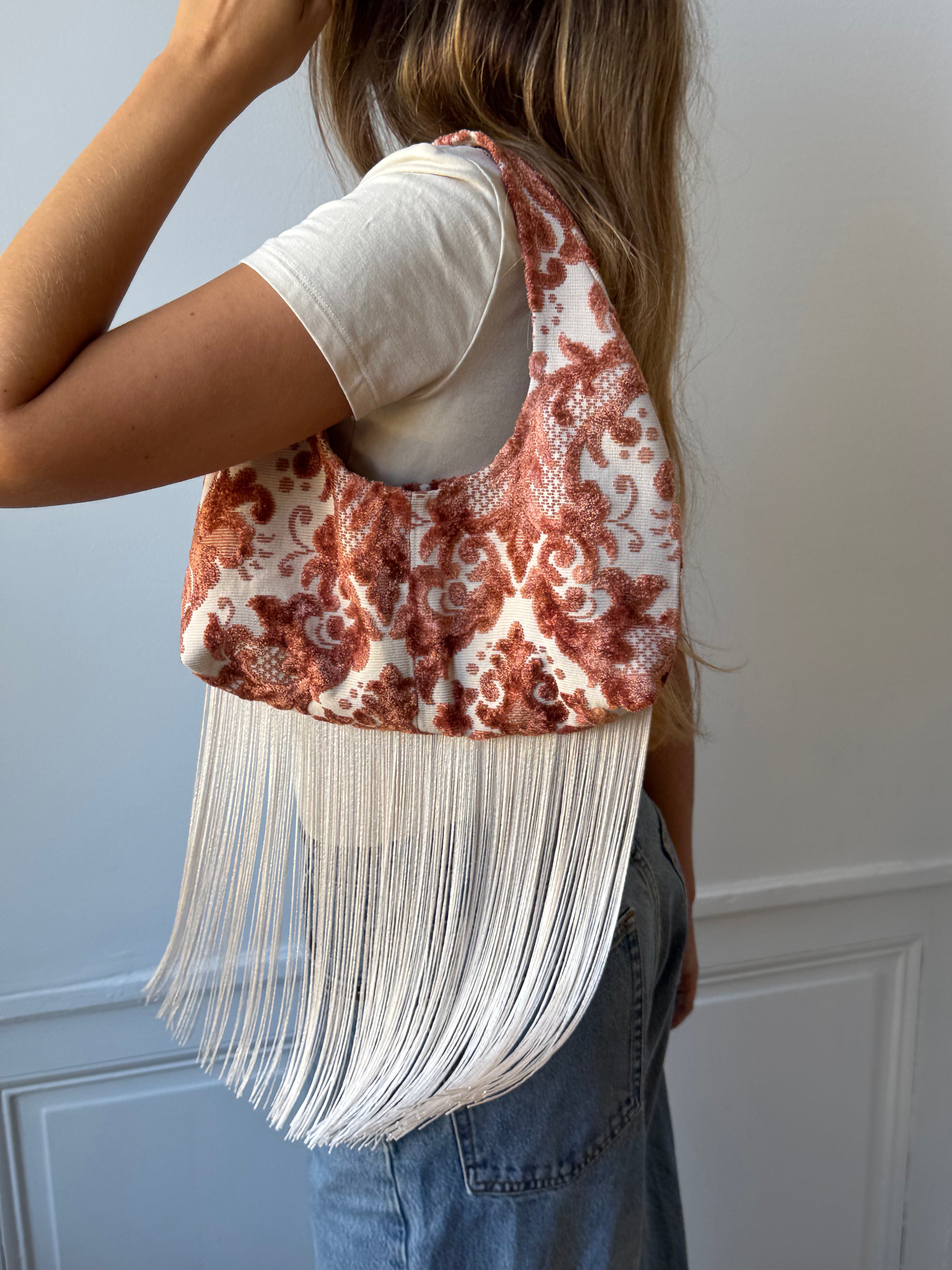 Sac upcyclé à motifs et franges