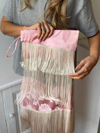 Pochette upcyclée satinée rose et franges