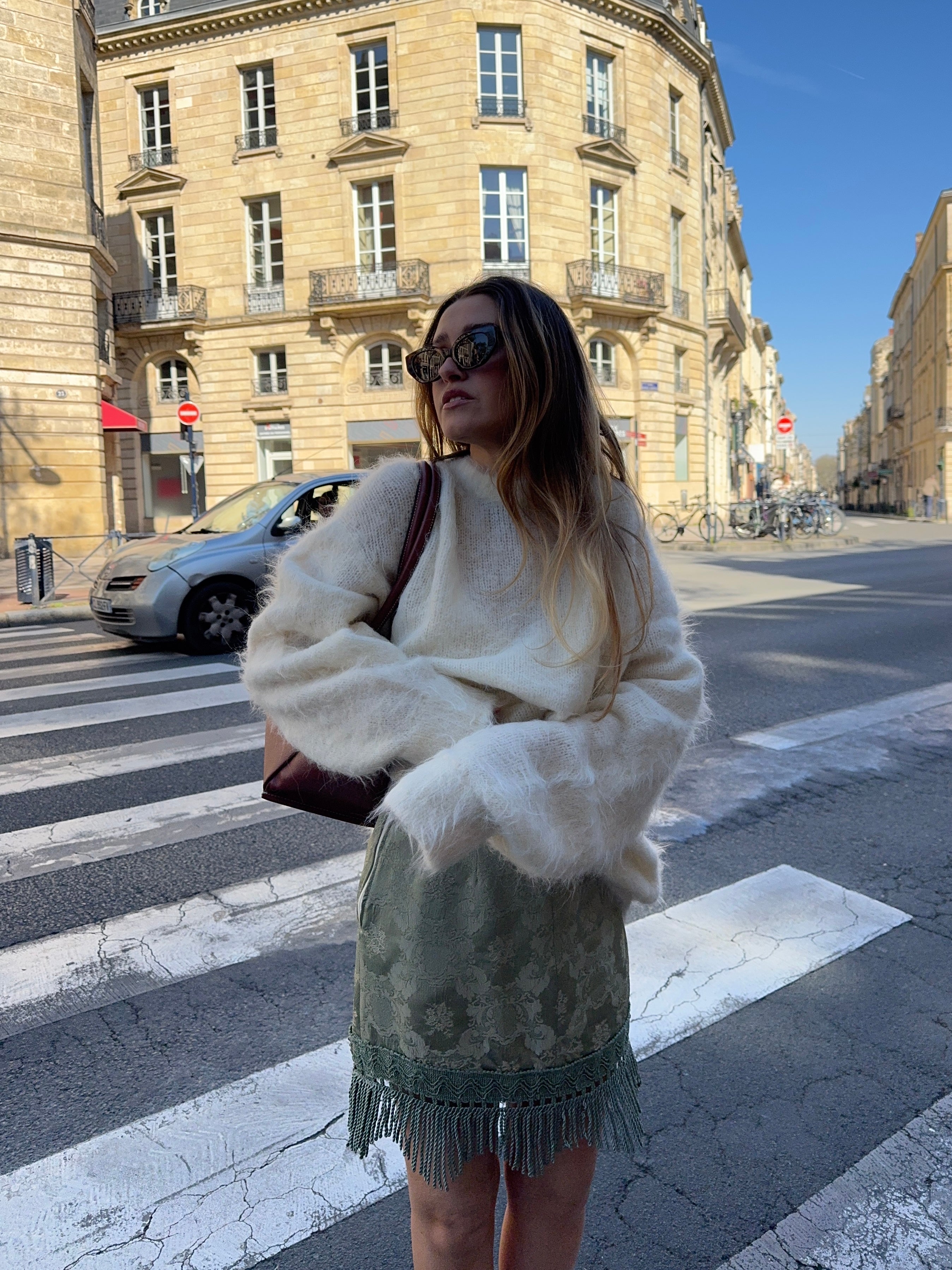 Jupe-short upcyclée satinée vert clair à motifs et franges vintage