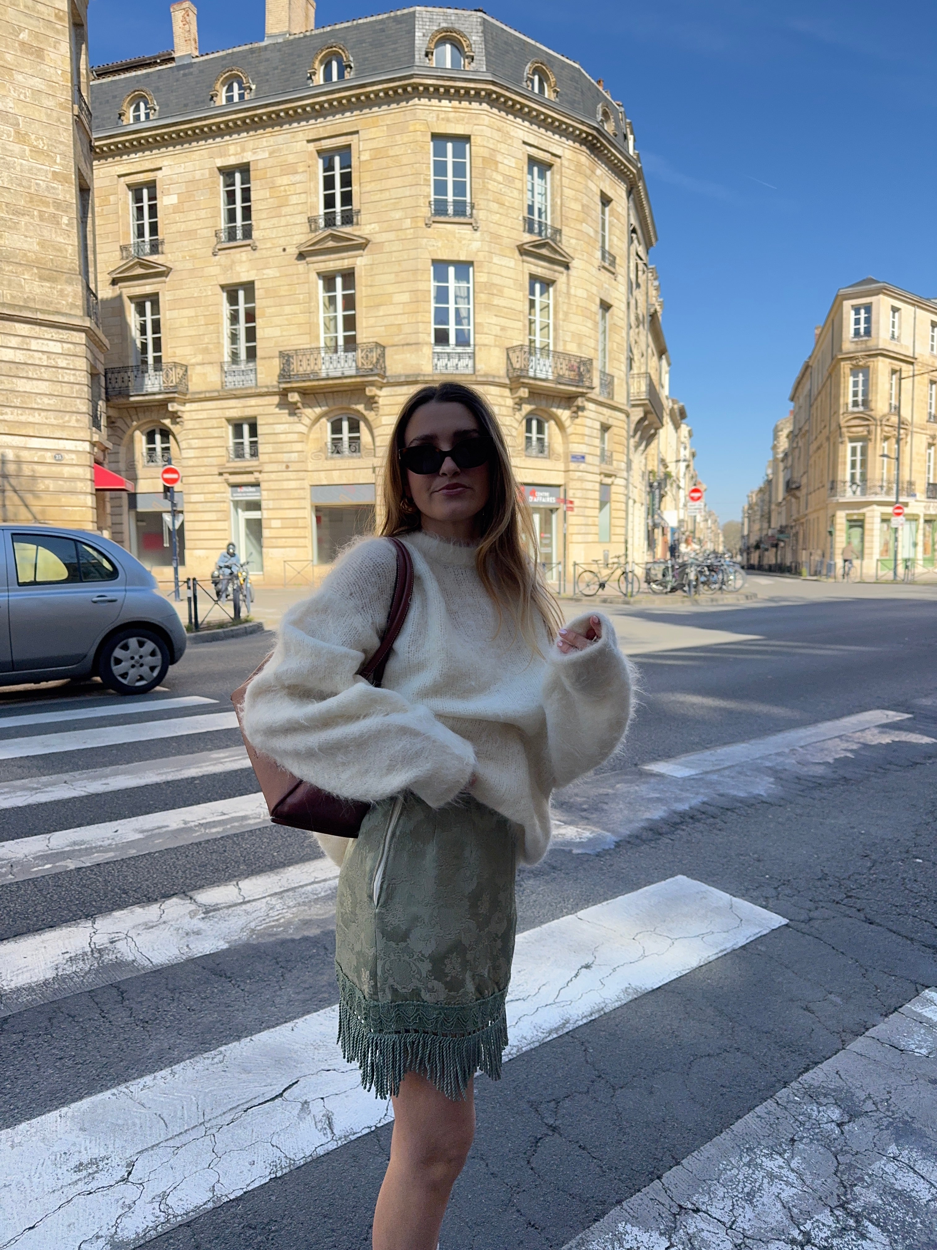 Jupe-short upcyclée satinée vert clair à motifs et franges vintage