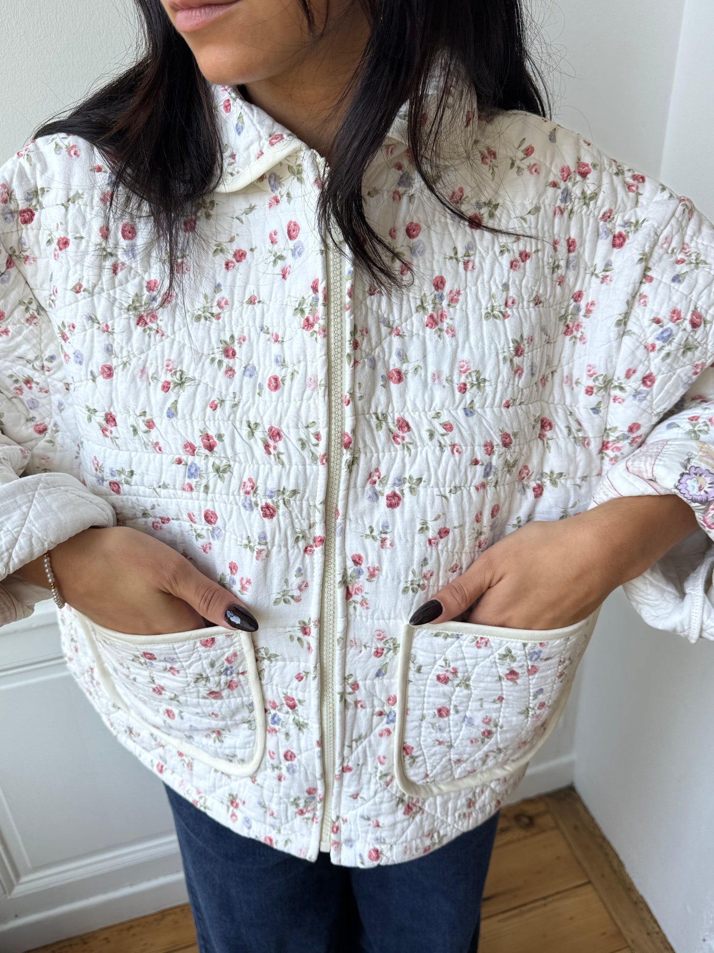 Veste upcyclée matelassée blanche fleurie