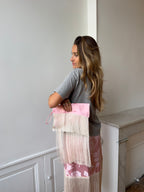 Pochette upcyclée satinée rose et franges