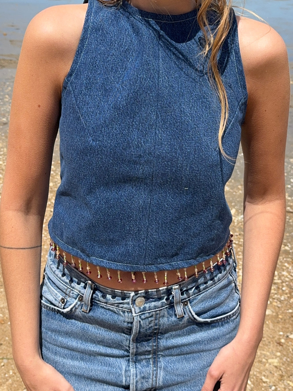 Top dos nu upcyclé denim et perles vintage