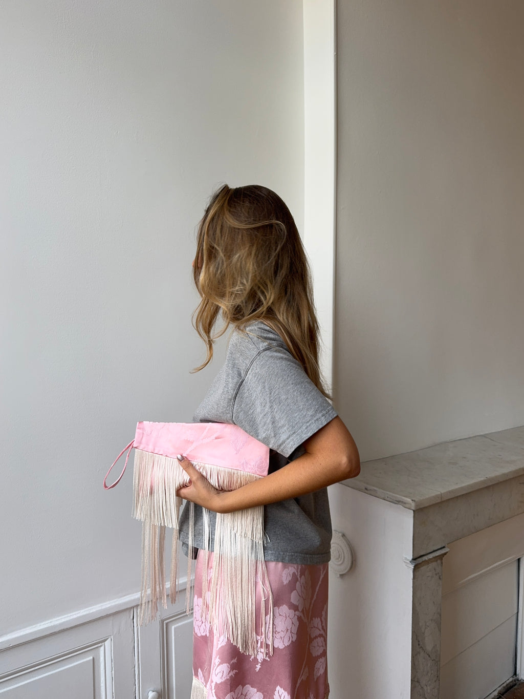 Pochette upcyclée satinée rose et franges