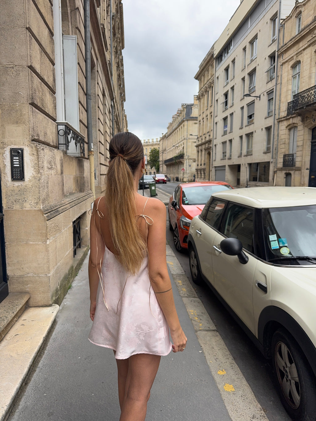 Robe dos nu upcyclée satinée rose pâle à motifs vintage