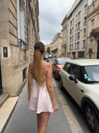 Robe dos nu upcyclée satinée rose pâle à motifs vintage