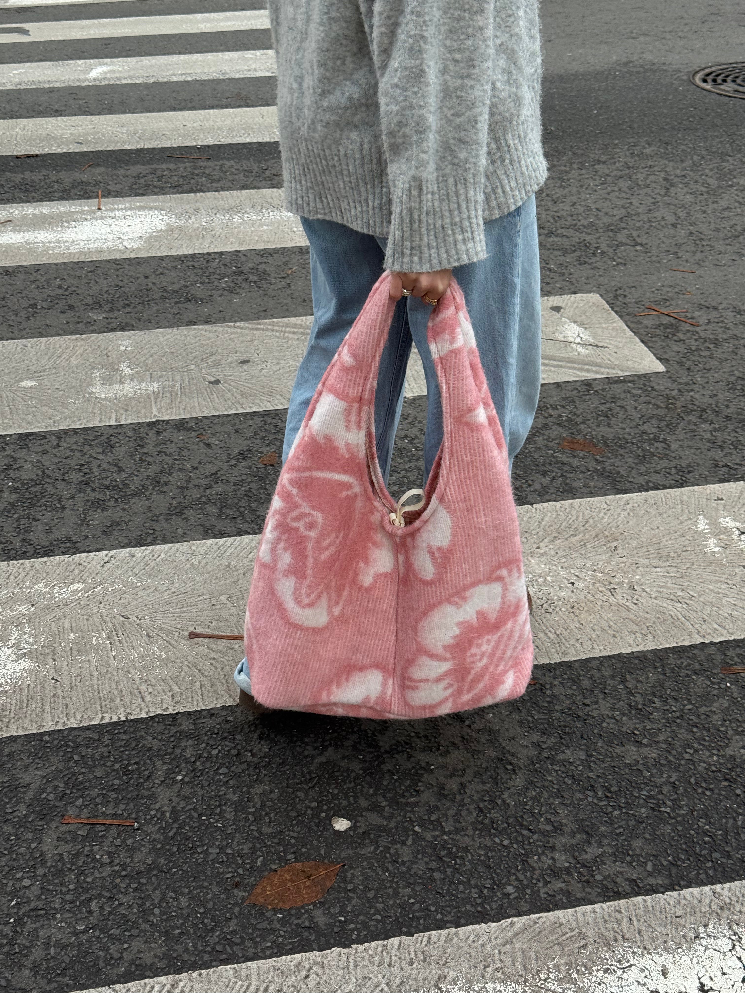 Sac upcyclé laine rose à motifs vintage - grand