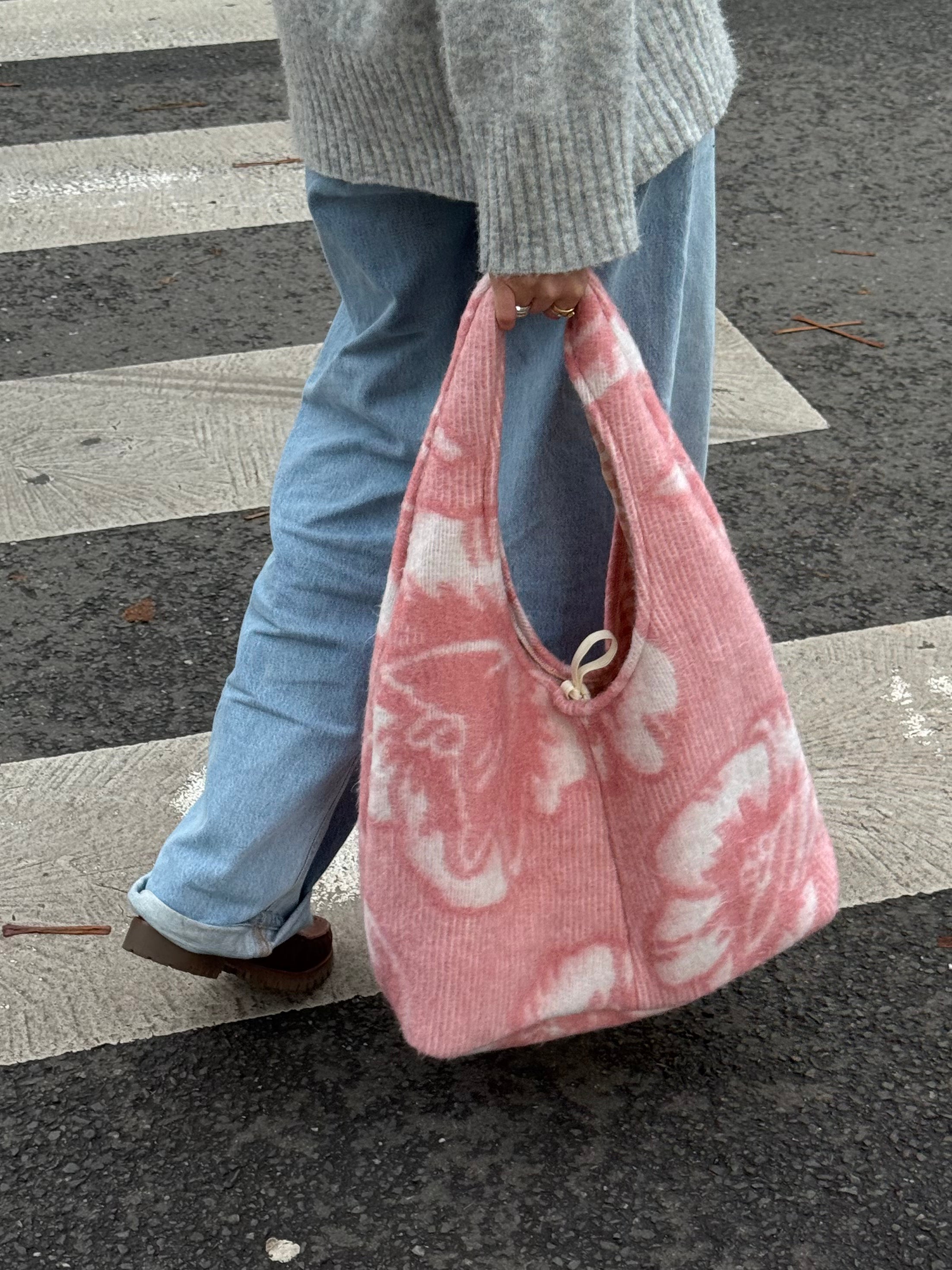 Sac upcyclé laine rose à motifs vintage - grand