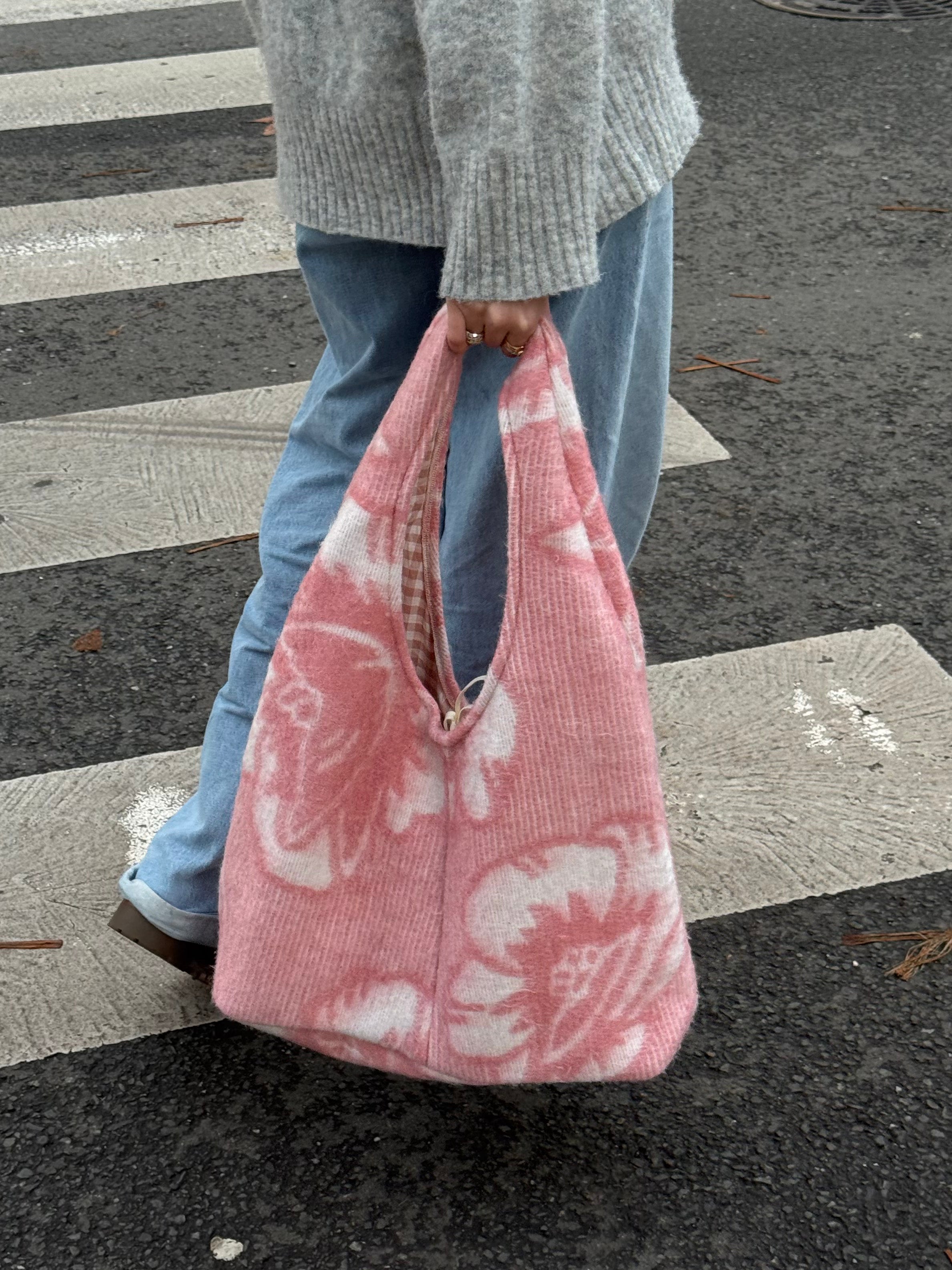Sac upcyclé laine rose à motifs vintage - grand