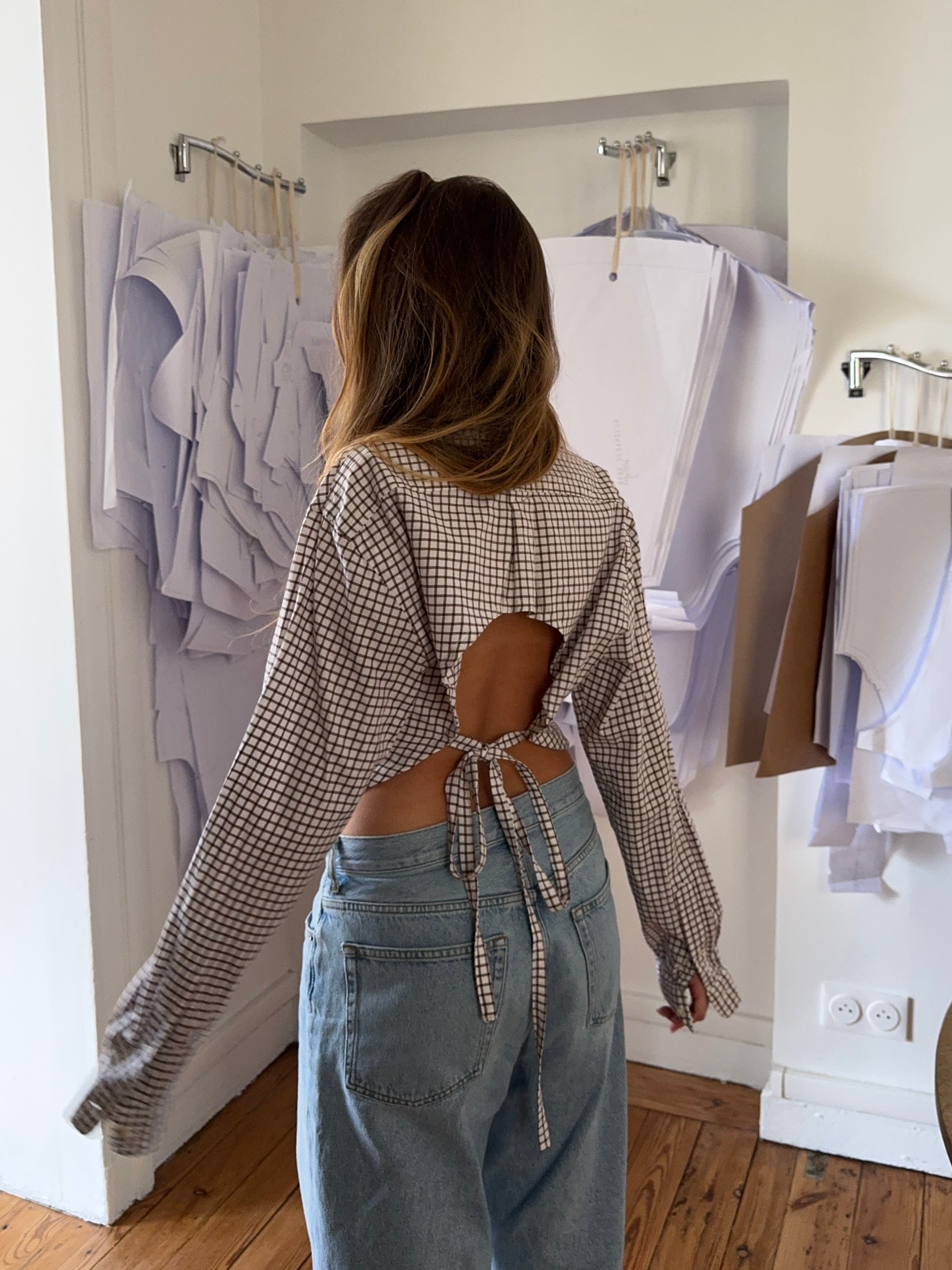 Chemise upcyclée dos nu blanche à carreaux marron