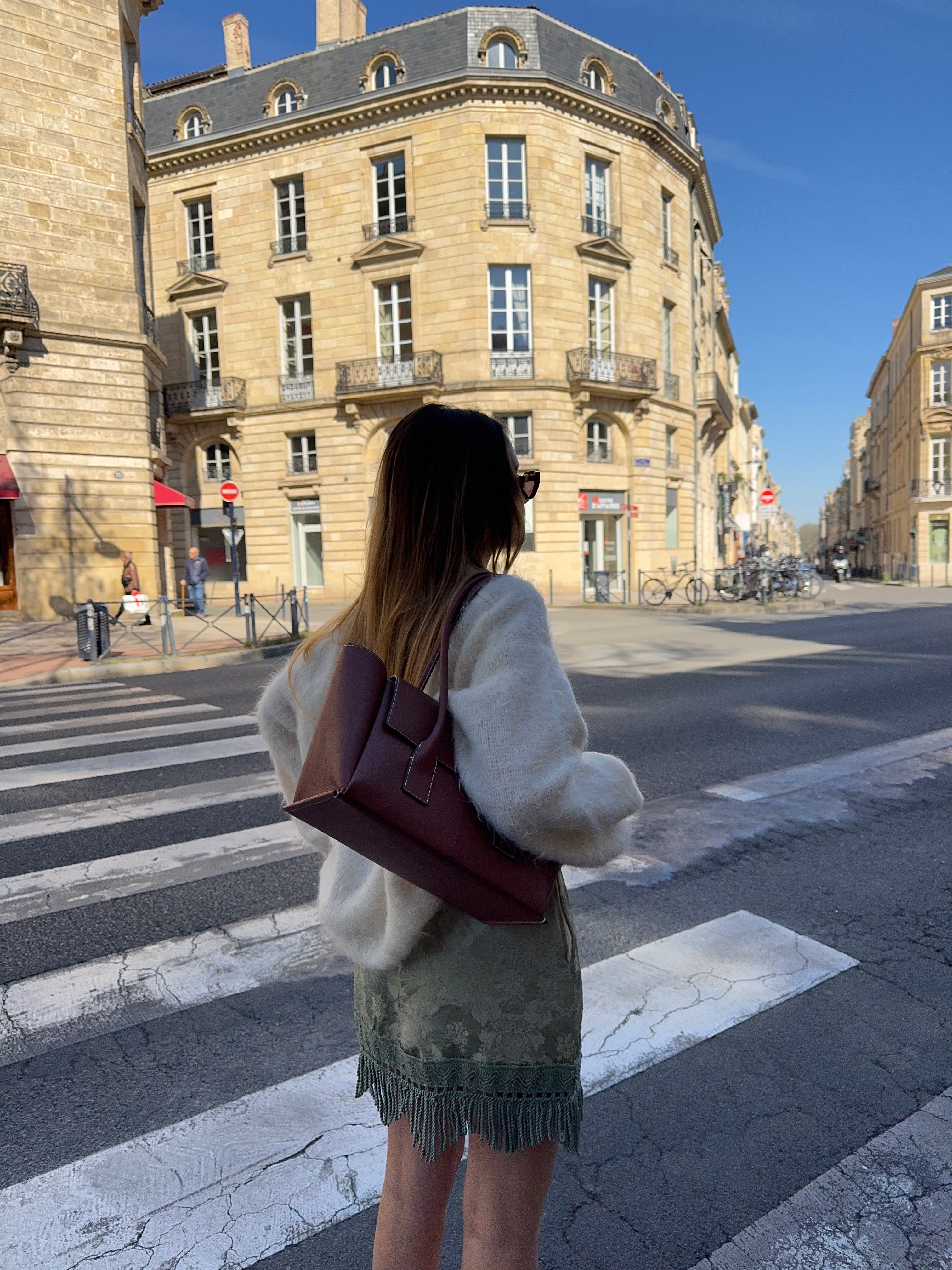 Jupe-short upcyclée satinée vert clair à motifs et franges vintage