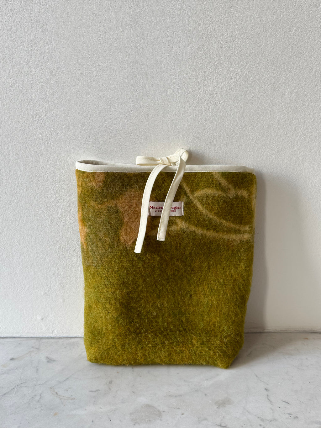 Pochette livre upcyclée laine kaki à motifs vintage