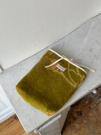 Pochette livre upcyclée laine kaki à motifs vintage