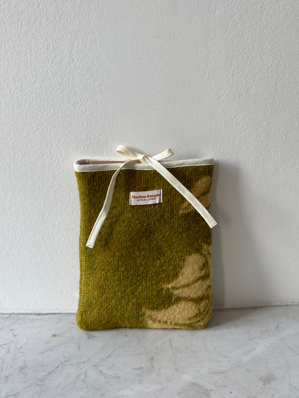 Pochette livre upcyclée laine kaki à motifs vintage