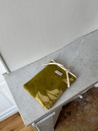 Pochette livre upcyclée laine kaki à motifs vintage